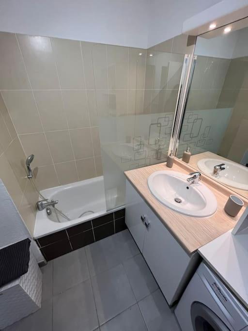 Joli Appt 45 M2 Avec Terrasse Appartement Lunel  Buitenkant foto